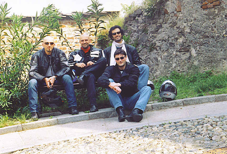 4 bikers in sosta a Saluzzo